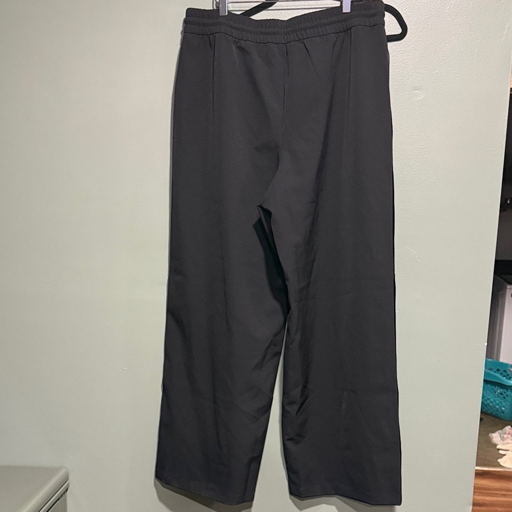 Athleta Women's Black Endeavor Relaxed Pant - Picture 4 of 6